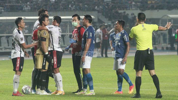 Tensi Panas, Robert Akui Sulit Kontrol Para Pemain Persib