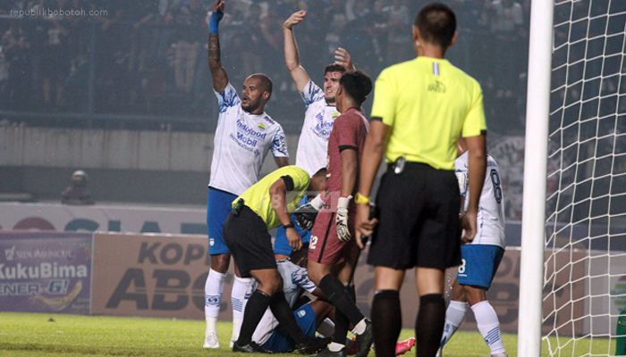 Victor Igbonefo Akan Naik Meja Operasi