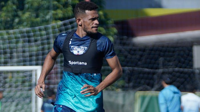 Ricky Kambuaya, Pertama Tapi Tak Merasa Asing
