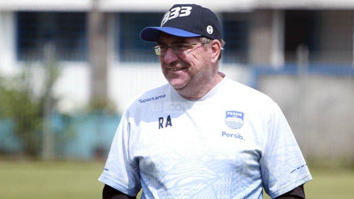 Reaksi Robert Alberts Soal Persib Dilarang Main di GBLA