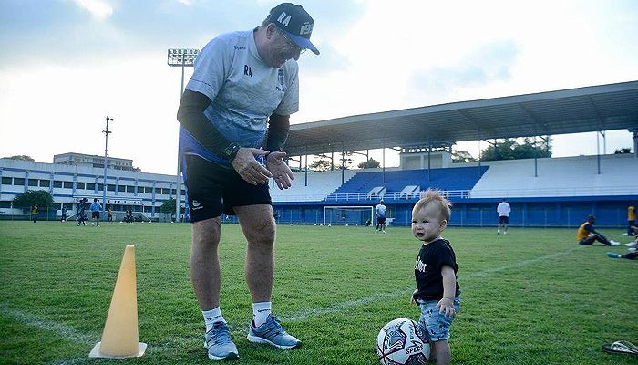 Video Aksi Pelatih Persib Robert Alberts Menyita Perhatian hingga Viral