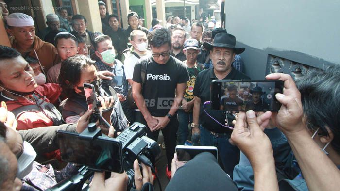 Umuh Muchtar didampingi Teddy Tjahjono memberikan keterangan saat bertakziah ke rumah duka. (Adam Husein/Republik Bobotoh)