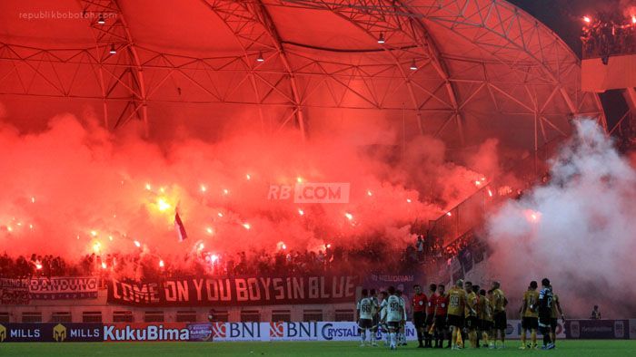 Sudah Saatnya Yang Menyalakan Flare Tidak Lagi Disebut Oknum Bobotoh!