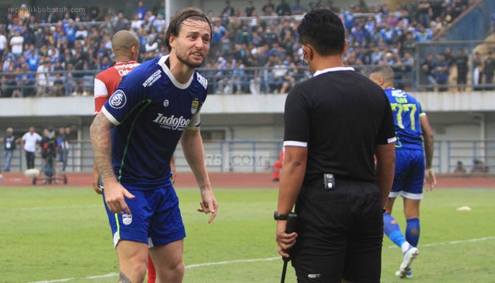 Marc Klok Pertanyakan Keputusan Wasit di Laga Versus Madura United