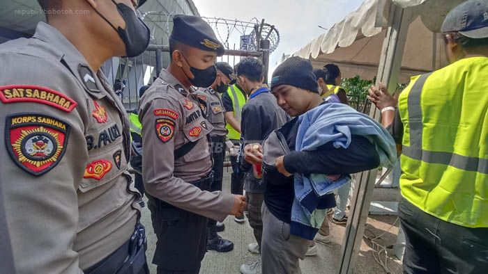 Pengamanan Jelang Laga Persib vs Madura United:  Rokok, Parfum, dan Korek Turut Diamankan Petugas di GBLA