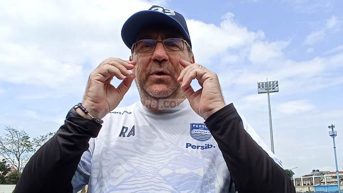 Reaksi Bobotoh Saat Robert Alberts Berkelakar Ronaldo Ingin ke Persib