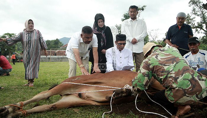 Komisaris Persib Umuh Muchtar Berbagi Kebahagiaan di Momen Hari Raya Iduladha