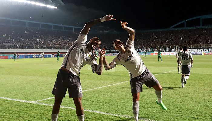 Pose Bersama Direktur Utama Persib Glenn Sugita, Luis Milla Nyatakan Hal Ini Pada Skuad Persib