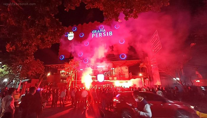 Bobotoh Geruduk Graha Persib dan Desak Robert Mundur, Begini Suasananya