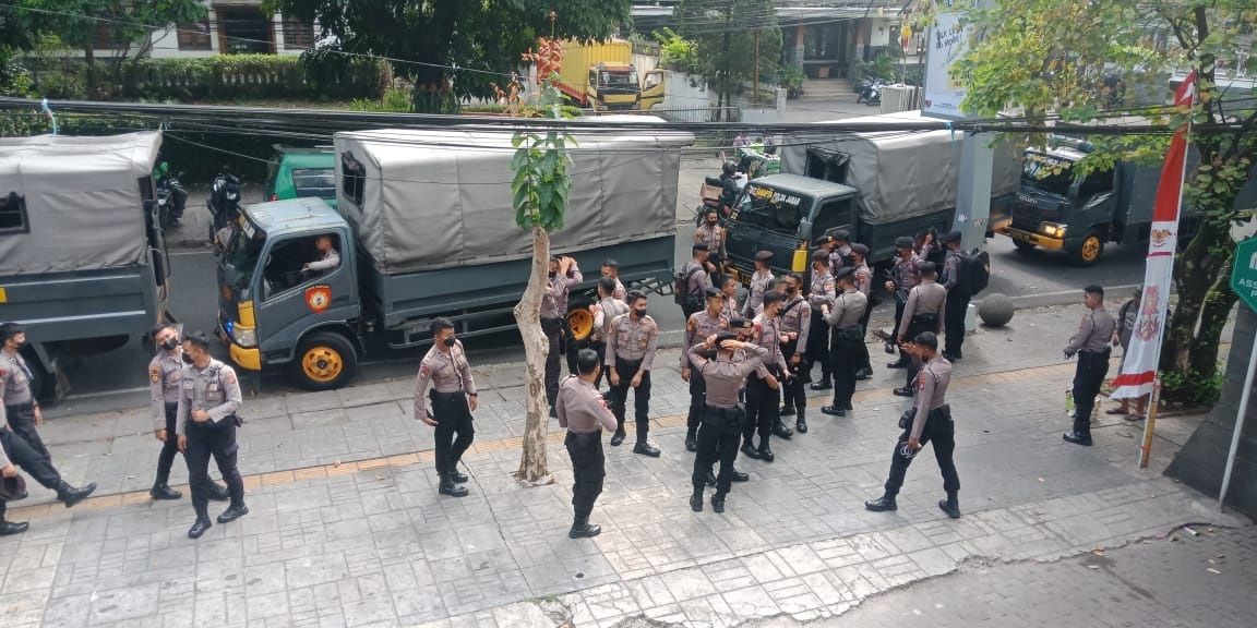 Ribuan Personel Keamanan Diterjunkan Kawal Pertandingan Persija vs Persib di Stadion Patriot