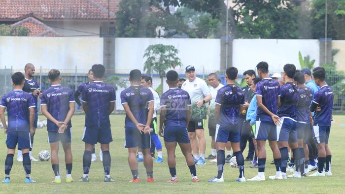 Robert Alberts Pimpin Latihan Persib Pagi Ini, Tribun Sidolig Sepi dari Bobotoh