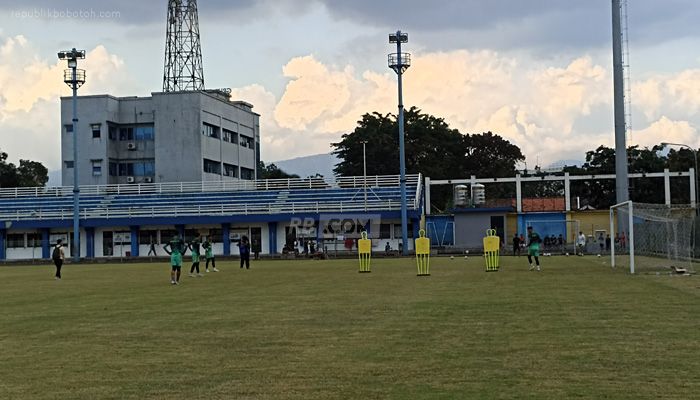 Kronologi Pemain dan Ofisial Persib Kejar Bobotoh Berpakaian Hitam di Stadion Sidolig