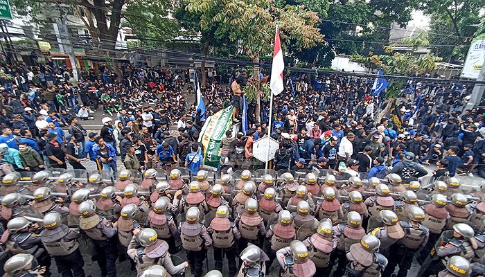 Aksi Bobotoh Sempat Ricuh, Begini Situasi Terkini di Sekitar Graha Persib