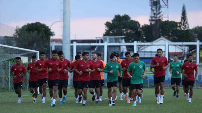 Latihan Timnas Indonesia di Bandung: Dua Pilar Belum FIt, Shin Tae-yong Minta Pemain Saling Mengenal