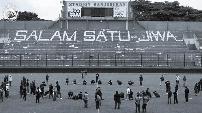 Tangis Pecah di Stadion Kanjuruhan Saat Awak Tim Arema Lakukan Tabur Bunga 