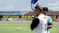 Eks Striker Persib Tabur Bunga dan Panjatkan Doa di Stadion Kanjuruhan