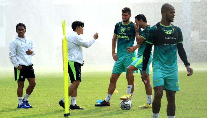 Yaya Sunarya Ungkap Sikap Pemain Persib Pasca Mundurnya Luis Milla