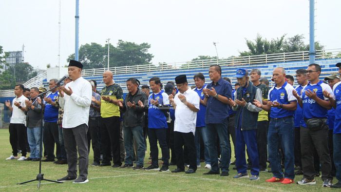 Mantan Persib Gelar Doa Bersama dan Solat Ghaib untuk Korban Tragedi Kanjuruhan di Lapangan Sidolig 