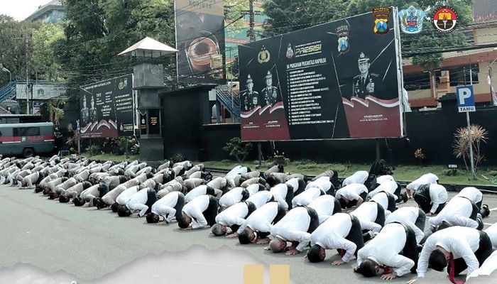 Polisi di Malang Sujud Massal, Minta Maaf Atas Tragedi Kanjuruhan