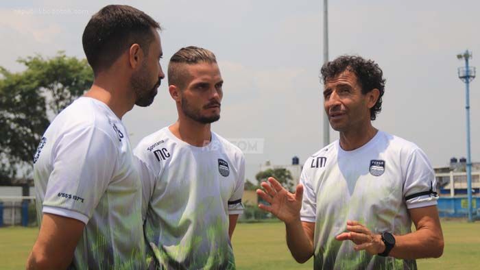 Ingin Maksimal Bekerja di Persib, Staf Pelatih Asing 'Mengalah' dan Panggil Guru Bahasa