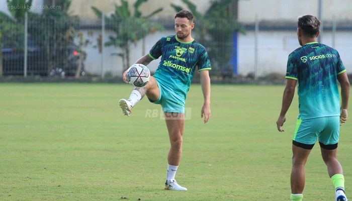 Marc Klok Beri Alasan Lawan Rekan Satu Tim Malah Menguntungkan