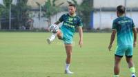 Marc Klok Beri Alasan Lawan Rekan Satu Tim Malah Menguntungkan
