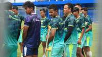 Dibantu Tongkat David Rumakiek Hadir di Latihan Persib, Begini Kondisinya