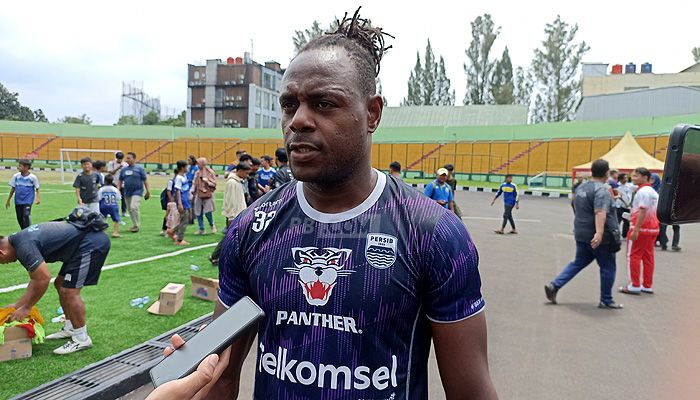 Cerita Victor Igbonefo Bermain dengan Alat Pelindung Wajah