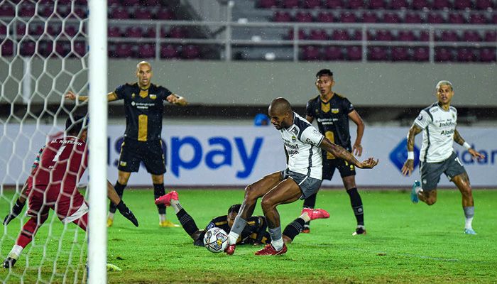 Sedang Berlangsung Persib vs Dewa United, Berikut Link Live Streaming-nya