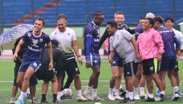 Rezaldi Hehanusa Anggap Rivalitas Bukan Masalah Ini Tekadnya Bersama Persib Bandung