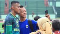 Bobotoh Bersuara Soal Kontrak Jangka Panjang Teja Paku Alam, Sorot Kinerja Pelatih Kiper Persib