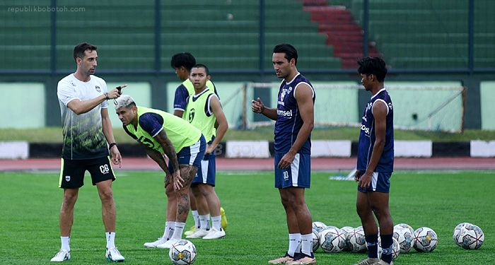 Setelah Takluk dari PSM, Ezra Walian Akui Ada Pembicaraan Satu Sama Lain
