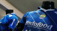 Melihat dari Dekat Foto-foto Jersey Baru Persib Musim 2023/2024