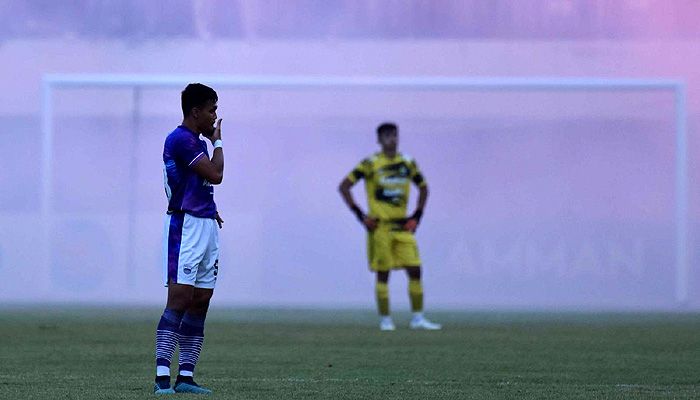 Laga PSS vs Persib Sempat Terhenti Akibat Flare, Luis Milla Bereaksi