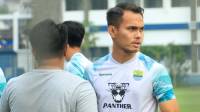 Rezaldi Hehanussa Tetap Bersama Persib hingga Tahun 2026