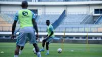 Foto-foto Latihan Perdana Levy Madinda Bersama Persib di Stadion GBLA