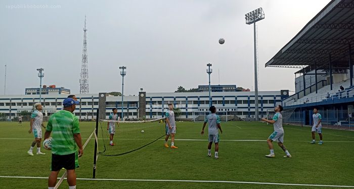 Kabar Persib Hari Ini: 2 Pemain Absen Latihan, Levy Madinda Masih Terkendala Administrasi