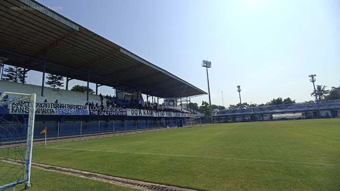 Bentangkan Spanduk Dukungan, Ratusan Bobotoh Saksikan Langsung Latihan Persib