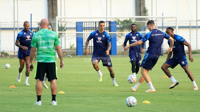 Eks Pemain Celtic Hadir di Latihan Persib, Ada Apa?