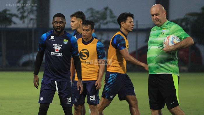 Selalu Memulai Laga dari Bangku Cadangan, Ini Komentar Levy Madinda