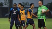 Selalu Memulai Laga dari Bangku Cadangan, Ini Komentar Levy Madinda