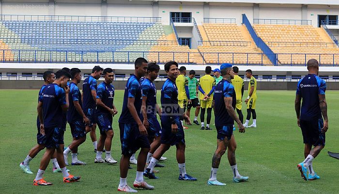 Persib Kembali Latihan, Berbagi Tempat dengan Persikab, Ini yang Terjadi