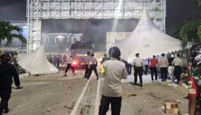 Kericuhan Suporter Nodai Laga Dewa United vs Persib di Indomilk Arena