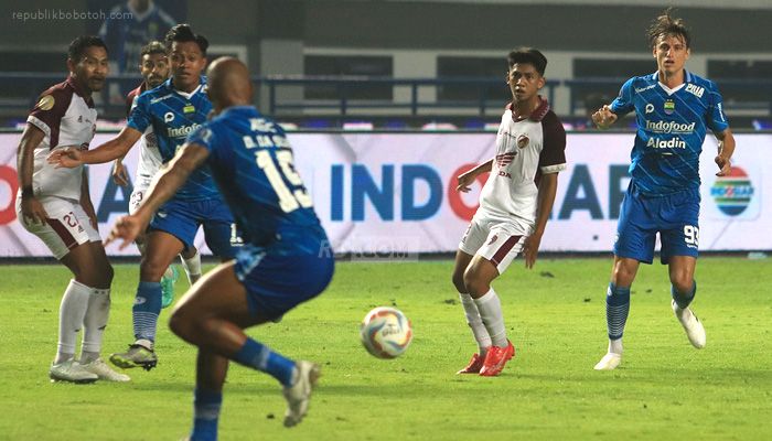 Foto-foto Debut Stefano Beltrame dan Kevin Mendoza di Laga Persib vs PSM