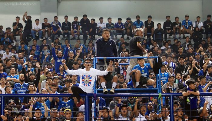 Dualisme Hantui Persib, Bobotoh Pilih yang Mana?