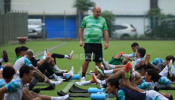 Pesan Bojan Hodak kepada Pemain Persib yang Minim Menit Bermain
