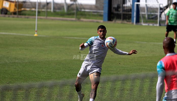 Ingin Persib Lebih Garang, Bojan Hodak Tuntut Pemain Banyak Menembak