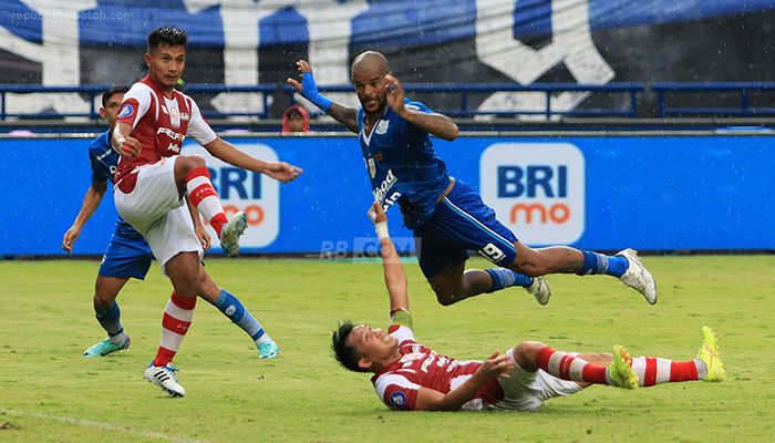 Meski Kecewa, Bojan Hodak Melihat Ada Hal Positif dari Hasil Imbang Persib