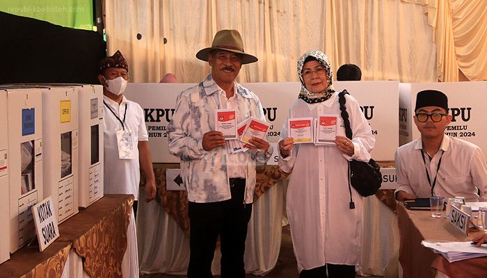 Datang ke TPS Bersama Sang Istri, Umuh Muchtar Sampaikan Harapan