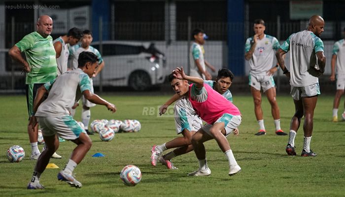 Laga Melawan Persita Ditunda, Bojan Hodak Atur Ulang Program Latihan Persib